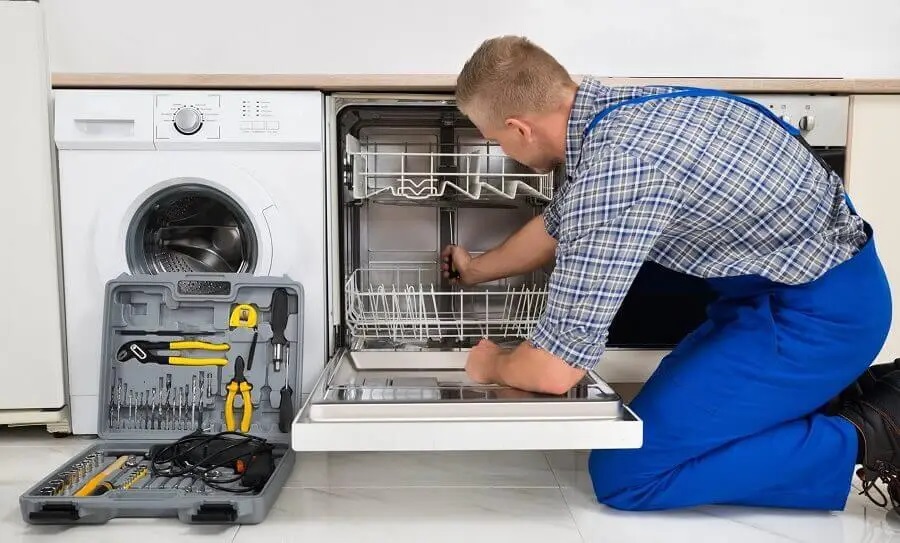 Darıca Dominox servisi teknisyen ekibi beyaz eşya tamiri yaparken